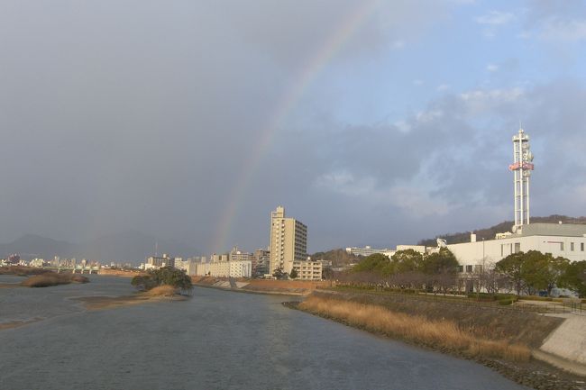 　今日寒い中歩いていたら、虹が見えました。