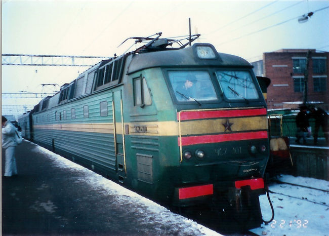 ちょうどソビエトからロシアに変わった年に行ってきました。<br />イルクーツクからシベリア鉄道にてモスクワへ。<br />鉄道の中は暑く、外は-20度の世界。<br />現地の人たちとは楽しく過ごせ、別れる時に琥珀の指輪をもらってしまいました。可愛い子犬（確かクークワという名前）と遊んだだけなのに。。<br />でも食事はまずかった。<br />モスクワでは、赤の広場で共産党のデモがあり、道路が戦車で封鎖されていました。機関銃をもった兵士もいて、近づくことができませんでした。<br />その後飛行機にてサンクトペテルブルグへ。<br />エルミタージュ美術館はすごくきれいでしたが、時間がなく急いだ記憶しかありません。。。<br />
