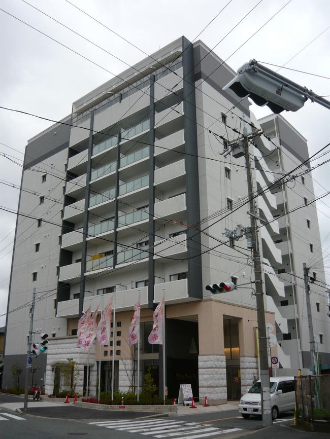 最近新大阪駅付近に開湯した、天然温泉ひなたの湯を利用しました。色々な湯船が用意されていて楽しめることはもちろん、露天風呂から新幹線や回送中の列車等が見渡せてとても楽しいです。駅から徒歩15分位で夕方以降は送迎バスもあり非常に便利です。新幹線で帰ってきた時等では利用価値大だと思います。カフェコーナーには足湯（手ぬぐい付き）もあるので、入浴後の休憩や送迎バスの待ち時間等にお勧めです。その後で、梅田のお初天神周辺にある、立ち飲み屋「壱信」を利用しました。お酒も安いしあての魚も安くて美味しく、とても良かったです。