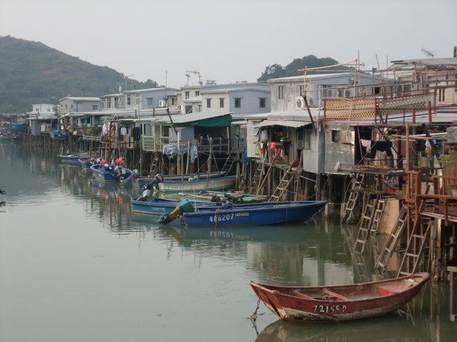 ランタオ島の西端，香港で唯一水上家屋の残る街．