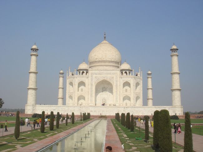 「ウソつき多し」と地球の歩き方にあったが、噂に違わずインド人のほら吹きには驚かされた。インドでは英語が通じたので、「ニセ旅行代理店」に突入し、その手口を探って遊んでみた。<br />【生活費】5万円<br />【飛行機】22万円<br />【通貨単位】1ルピー=2円<br />【英語通用度】5人に4人<br />【旅程】10日間<br />1/23シェムリアップ<br />1/24シェムリアップ<br />1/25シェムリアップ→デリー<br />1/26デリー<br />1/27デリー→アーグラー<br />1/28デリー→アウランガーバード<br />1/29アウランガーバード→エローラ<br />1/30アウランガーバード→アジャンター<br />1/31アウランガーバード→デリー<br />2/1帰国