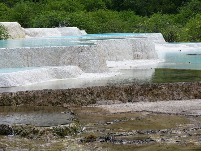 2004年7月に海外旅行開発（株）のツアー「九寨溝・黄龍八日間」（添乗員同行）に参加して、四川省を訪れました。<br /><br />中国は2002年に仕事絡みで北京を訪れたのが最初ですが、プライベートではこの九寨溝・黄龍が初めてでした。<br /><br />このツアーの参加者は私を含め3名で、通常であれば催行されないところですが、モニターを兼ねていたため、添乗員と現地スルーガイドを足した合計5名の個人グループのような旅行になりました。<br /><br />【旅程】<br />□7月4日（日）成田（CA452）⇒（北京経由）⇒成都<br />□7月5日（月）成都（CA4481）⇒九寨溝<br />□7月6日（火）九寨溝<br />■7月7日（水）九寨溝→黄龍<br />□7月8日（木）黄龍→茂県<br />□7月9日（金）茂県→臥龍→都江堰<br />□7月10日（土）都江堰→成都<br />□7月11日（日）成都(CA451)⇒（北京経由）⇒成田<br />