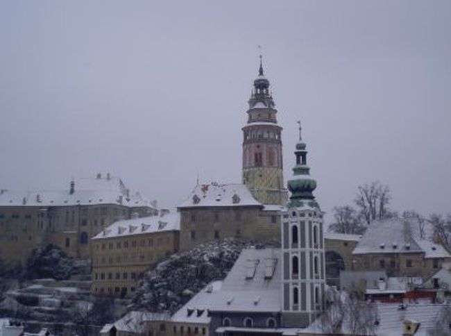 ウィーンからずっとバスに乗ってプラハに向かう。雪が段々降ってきて車内でアイネクライネナハトムジークを流してくれた。<br />城の頭が見えてきた。ガイドさんに冬もなかなか良いですよと言われ街中に入っていく。本当にそうだと思った。屋根に雪がのって美しいこと。モルダウ川とマッチして実に美しい。２時間ほどの観光時間だったが、ここは泊まってゆっくり観てもよいと思った。