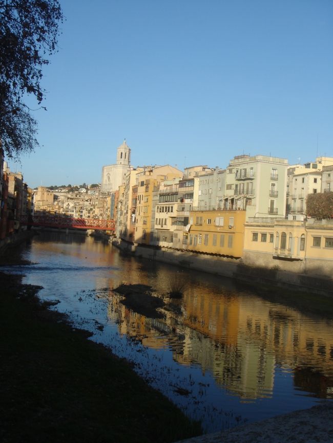 　スペイン・バルセロナへ一人旅に行ってきました。<br /><br />☆Figueres ＆　Girona<br />～フィゲラス　＆　ジローナ～<br />バルセロナから北へ約１時間半。アルト・アンポルダ地方の首都であるフィゲラスは、フランスのカタローニュ地方とスペインのカタルーニャ地方を結ぶ道路の十字架に位置し、現在人口３万人ほどの静かな商業都市。<br />そして中世のただずまいを残す人口約７万人の地方都市、ジローナ。中世の城壁、ロマネスク様式とゴシック様式の建造物、バロック様式の建物、そして、ヨーロッパで一番きれいに保存された旧ユダヤ人街を尋ねることが出来ます。<br /><br />バルセロナから日帰りで行けるオススメ観光スポットです！！！<br /><br /><br /><br /><br />【１ユーロ＝１２７円（２００９年１月１１日現在】<br /><br /><br />