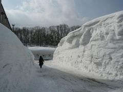 雪の壁の中に佇む月山志津温泉