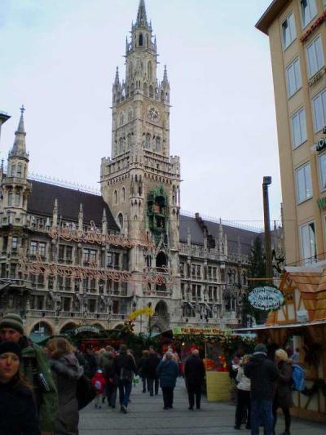 ミュンヘン2日目の11月28日。ミュンヘンではこの日がクリスマス市の初日です。シュツットガルトのクリスマス市の興奮も覚めやらぬまま早速マリエン広場に行ってみました。　