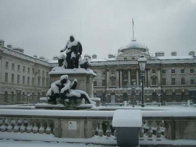 Somerset House は雪で埋まっていました。Courtauld Gallery も臨時休業でした。 