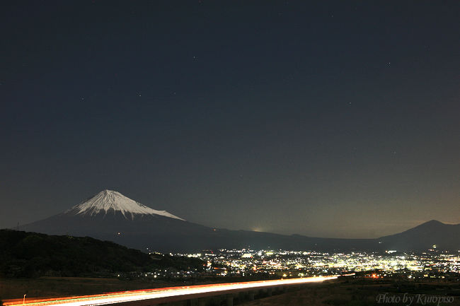 東名高速道路、下り線。<br />名古屋方面へ向かう。。<br />ふと右をみると富士山が月明かりに浮んでいる。<br /><br />富士川SAに立ち寄ってみた。<br /><br />後になって分かったことですが、<br />ここは日本の夜景１００選選定の地です。<br /><br /><br />日本の夜景百選とは、<br /><br />2003年4月に、<br />夜景倶楽部の有志による非営利団体<br />「新日本三大夜景・夜景100選事務局」が<br />日本で特に美しい3ヶ所の夜景を選定、発表。<br />翌年2004年8月に「夜景100選」が発表されました。<br /><br />http://yakei.jp/official/<br /><br />新日本三大夜景は<br />○皿倉山から臨む福岡県『　北九州市の夜景 』<br />○若草山から臨む奈良県『　奈良市の夜景 』<br />○笛吹川フルーツ公園から臨む山梨県『山梨市の夜景 』<br /><br />の三か所です。<br /><br />御存じかも知れませんが、<br />知らない方の御参考までに、日本三大夜景とは<br />○函館山から臨む北海道『　函館市の夜景　』 <br />○摩耶山掬星台から臨む『兵庫県神戸市や大阪府大阪市の夜景 』<br />（俗にいう六甲山からの夜景）<br />○稲佐山から臨む長崎県『　長崎市の夜景 』<br /><br />です。<br /><br />百選とはそれに続く１００の選りすぐりの夜景。<br />貴方が「ここの夜景って綺麗だな〜」って思ったところ、<br />結構、選ばれているんですよ。<br /><br />