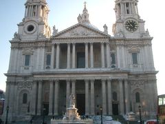 St.Paul's Cathedral 内部はお墓ばかり