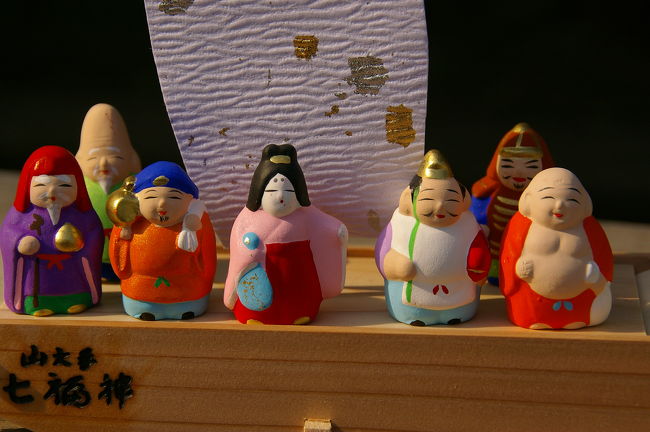 梅の花がチラホラ咲き始めた東京は新宿の街中を歩く「新宿山ノ手　七福神めぐり」に出かけてみました。<br />本当はお正月なんでしょうが、ここは年間を通じて、七福神めぐりができ、ご朱印・宝船・ご尊像さまを購入することもできます。私はかわいい宝船と七福神を集めることにしました。<br /><br />?毘沙門天(鎮護山善国寺)<br />?大黒天(大乗山経王寺)<br />?弁財天(厳嶋神社)<br />?福禄寿(大久保山永福寺)<br />?寿老人(春時山法善寺)<br />?布袋和尚(霞関山太宗寺)<br />?恵比寿神(稲荷鬼王神社)<br />