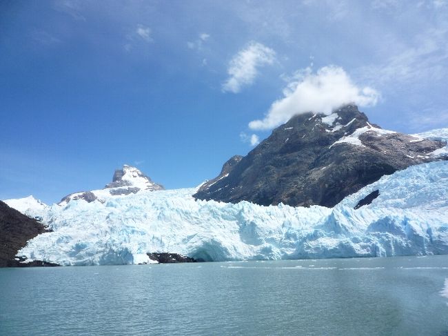 南米南側、パタゴニア地方最大の見所は、氷河です! 山のてっぺんに積もった雪が、自身の重さで圧縮され、非常に純度の高い氷となり、それがずるずると湖まで押し出されている。 そんな氷の塊が氷河です。 圧縮に圧縮を重ね、非常に純度が高くなったその氷は、青い光だけを反射するため、白の中に不思議な青さをたたえています。 もりぞおさんは、この氷河に3度も行ってきました。まずは、展望台から眺める。 氷河の方から吹き付ける、冷凍庫の様な風をこらえながら氷河を眺めていると、たまにその氷河がぶっ壊れて崩落する様子が見れます。 そんな、崩落の動画をどうぞ。http://mota2008.blog25.fc2.com/blog-entry-156.html そして、氷河の上を歩く。 靴にトゲトゲのアタッチメントをつけて、5時間も歩きまくります。 氷河の中にある池は、とてつもない透明度を持っており、そこの氷が放つ青い光と併せて、幻想的な光景を作り出しています。http://mota2008.blog25.fc2.com/blog-entry-157.html そして、船からいろんな氷河を見る。 氷河にもいろいろ種類があって、大地のように巨大なものから、ボコボコ穴が開いているもの、氷の塊、ふっくらした雪など。 それぞれがそれぞれに美しく、いつまで見ていても飽きません。(でも寒い)http://mota2008.blog25.fc2.com/blog-entry-158.html 砂漠、塩湖に続いて、氷河。 もりぞおさんが選ぶ、地球の自然の3大スポット。 そのすべてがある南米の自然は、まさに、壮大です。