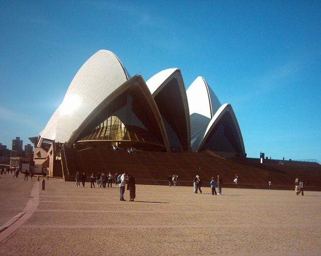 2003年夏の家族旅行は、エアーズロック、シドニー6日間の旅。<br /><br />念願のウルルの後は、大都会シドニーへ。<br /><br />