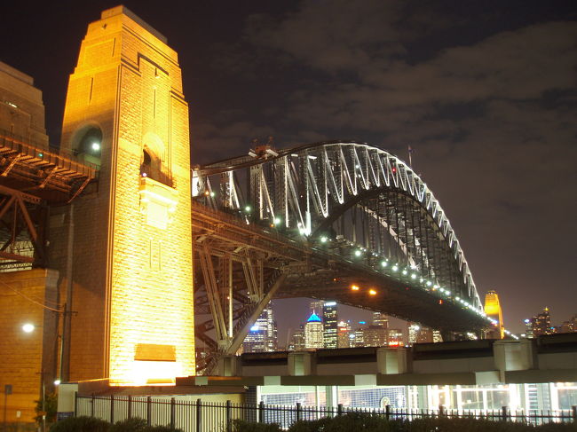 シドニーの観光の定番と言えばこれ。毎日この橋を渡って仕事に行ってます。