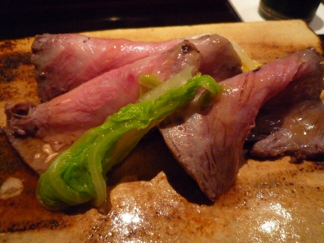 すぐ近くにある老舗旅館柊屋の女将さんからご紹介頂いたお店。<br /><br />建物はなかなか趣のある佇まい。<br /><br />冬は隙間風がかなりあり足元が寒いのがすこしつらい。<br /><br />足元ヒーターなどあるが京都の底冷えはなかなかに手ごわい。<br /><br />さて、料理の味はとても良い。<br /><br />素材、手の入れ方など食材をとても丁寧に扱っている印象を受ける。<br /><br />竹酒も香りが大変よく料理に花を添える。<br /><br />サービスは手薄でそれほど良いわけではないが総合的には味レベルの高いレストラン。<br /><br />2階からタバコのにおいが漏れてくるのが本当に残念。<br /><br />煙草を吸う人はこんな香りまで楽しむことが出来る繊細な店に来なくてもいいと思うのだが。。。<br /><br />2階にある甘味処のわらびもちもおすすめ。<br /><br />ミシュラン1星。<br /><br /><br />詳細<br />京都市中京区堺町通り御池下ル東側<br />075-223-3200<br /><br />夜編<br />http://4travel.jp/traveler/chinchikurin/album/10310589/<br /><br />昼編<br />http://4travel.jp/traveler/chinchikurin/album/10310586/<br /><br />詳細<br />http://www.wakuden.jp/ryotei/muromachi/index.html