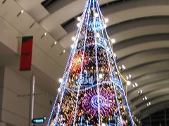 横浜ロイヤルパークホテルとクイーンズスクエア　クリスマスツリー