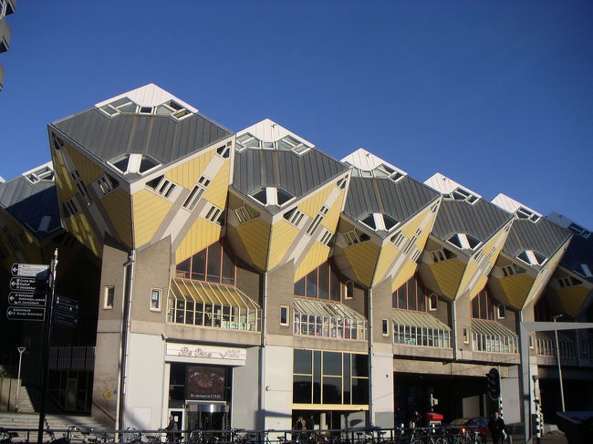 建築は人間の最高の創造物だ、なんて話もありますが。<br /><br />オランダは、とりわけロッテルダムは素敵でユニークな<br />建築物の宝庫だと個人的には思うんです。<br /><br />なので、そんな建築物を見て歩いてみました。<br /><br />興味ない人には退屈な？！旅行記です。（笑）