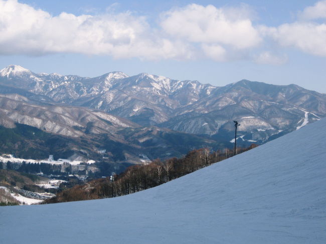 昨シーズンはスキーに1回も行けなかったので<br />久しぶりのスキー♪<br />尾瀬岩鞍スキーに行く時には<br />必ず泊まっていた宿に10年以上ぶりに宿泊です。<br />宿は昔と変わらずか、スキー場はどんな状態か<br />楽しみに行ってきました。