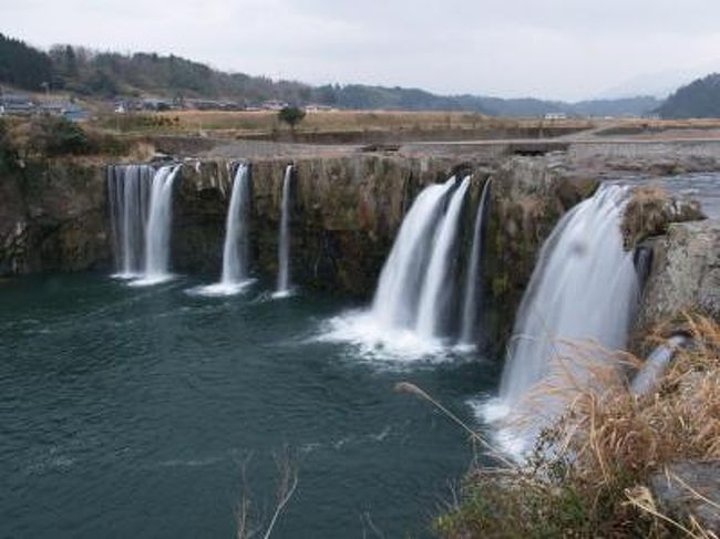 2009年の滝はじめは熊本と大分への遠征となりました。もともと福岡への出張が予定されており、当初はおとなしく日帰りのつもりでしたが、ひと月以上も滝とはご無沙汰で禁断症状が出てしまいました。それで急遽九州での滝めぐりを敢行することに決めたのが１週間前。黒川温泉の宿も予約でき、レンタカーも予約OK。それからルートを大まかに決めました（事前にルートを決めるのは私にしては珍しい）。<br /><br />東洋のナイアガラと称される滝はいくつかありますが、原尻の滝が最も本家に姿が似ていると私は思います（もちろん規模は本家の足元にも及びませんが）。そんな原尻の滝のアプローチはなんと道の駅から。お手軽度ではトップクラスの百選滝です。<br /><br />原尻の滝滝見難易度：１<br /><br />参考　滝見難易度０：道路から見える、１：片道徒歩５分以内、２：片道徒歩１５分以内、３：片道徒歩３０分以内、４：片道徒歩１時間以内、５：片道徒歩２時間以内、６：片道徒歩２時間以上もしくは２時間以内でも特別な装備が必要な場合など。私の旅行記ではほとんど出現することはないと思われる。<br /><br />注意　滝見難易度はあくまで私の主観によるものであり、また季節や天候により難易度が上がる場合もあります。私の旅行記を参考にされて、「違うかったやんけ」とおっしゃられても責任は負えませんのでご了承ください。また、難易度が高い場合はできる限り単独行は避けるようお願いします。<br />