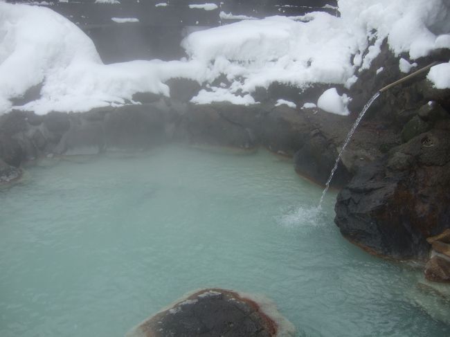 冬の乳頭温泉は一面の雪景色でした。<br />雪見の露天風呂を独り占めできて最高です！<br />そして田沢湖一周を敢行。<br />冬の光に照らされた湖はただ静かでした。