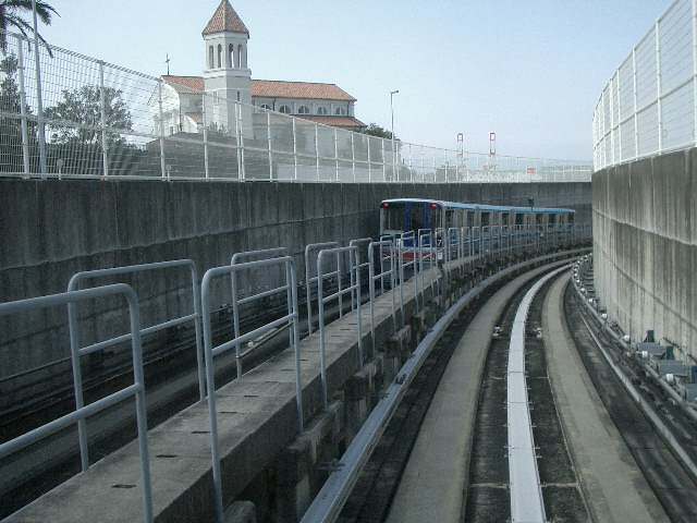 コスモスクエアから住之江公園まで、ニュートラムに乗りました。景色のよい楽しい乗車でした。