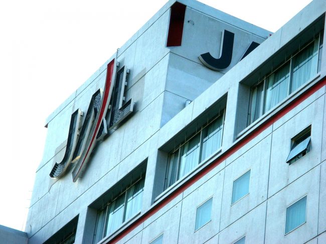 新年を迎えるホテルは、ホテル日航成田にしました。JALのマークの付いたホテルで成田空港エリアにあるホテルですから 普通に考えれば さぞかし飛行機が良く見えると想像します。しかし、実際はこのホテルから飛行機は遥か彼方で正確には殆ど見えないと言うのが実体です。部屋を予約する時に 空港側か逆かというように尋ねられたので 高層階空港側と言う事で予約しましたが、実はここで注意しなければならないのは 後ろ側に改装した新館と前側は旧館があります。私はこの説明は予約時には無く 結果的に旧館の空港側を予約しました。 ところが、この旧館 まさに朽館??という感じで 上下左右の部屋からの音は聞こえますし、当然水回りの音もしっかりと聞こえますし、高層階ということでしたが 11階程度の建物で高層階ではなく上層階という低層でした。また空港は見えない空港側で 感じで言うと殆ど海が見えないパーシャルオーシャンビューのイメージです。考え方を変えれば空港方面側の部屋です。当然、朽館??ですから設備も古く 一番驚いたのは空港傍ですから遮音サッシになっているのですが、全くシールが効いていないので外の音は筒抜けですが、面白いのは 飛行機の音がうるさいかと思われるでしょうが??あまりにも空港から離れているので、飛行機の音はこのホテルでは皆無です。しかし、うるさいのは目の前の道路を通るオートバイの騒音でした。特に水回りの設備の古さは典型的な日航ホテルの安っぽさでしたし 至る所が黒ずんでいました。<br />ひと言で言うと、典型的な日航ホテルでした。<br />勿論、入り口には誰も立っておらず 典型的な成田のホテル。<br />今年宿泊したホテルの中でも最低レベルと言うのが素直な感想です。