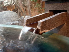 １３．東急ハーヴェストクラブ ヴィアラ 箱根翡翠　中庭の足湯　温泉大浴場 たまゆら 東側