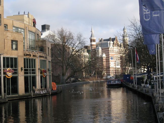 ８日間でオランダ、ベルギーに行ってきました。<br /><br />１，２日目　アムステルダム<br />３日目　デルフト　キンデルダイク<br />７日目　ハーグ<br /><br />アムステルダムは運河が張り巡らされ、美しい街でした。<br />フェルメール、レンブラント、ゴッホの絵も見れて最高でした。<br />もちろんアンネ・フランクの家も行きましたよ。