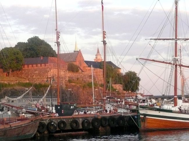 スカンジナビア旅情?:41オスロ市街散策:夕日に染まるのアーケシュフース城と白い帆船