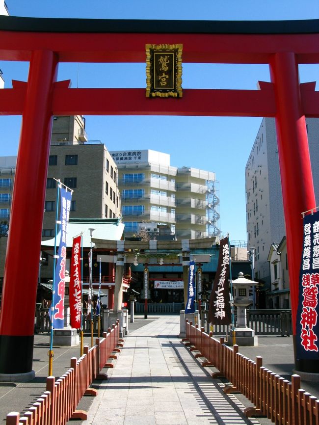 一葉記念館については・・<br />http://www.taitocity.net/taito/ichiyo/index.html<br /><br />吉原（よしわら）は、江戸時代以降、公許の遊女屋が集まる遊廓があった地域で、東京都台東区に1966年まで存在していた地名である。台東区新吉原江戸町一丁目、新吉原京町一丁目…などの名があった。現在は住居表示の実施により、台東区千束三丁目、四丁目になっている[1]。日本一のソープランド街としても知られる。近隣には日雇い労働者が集まる地域である山谷がある。<br /><br />江戸幕府開設間もない1617年、日本橋葺屋町（現在の日本橋人形町）に遊廓が許可され、幕府公認の吉原遊廓が誕生した。「吉原」の語源は遊廓の開拓者・庄司甚内の出身地が東海道の宿場・吉原宿出身であったためという説と、葦の生い茂る低湿地を開拓して築かれたためという説がある（葦＝悪しに通じるのを忌んで、吉と付けた）。いずれにせよ、徳川家康の隠居地である駿府城城下に大御所家康公認の公娼があり、そこに七カ丁もの広大な面積を誇る遊郭があった。吉原はその内五カ丁を大御所家康亡き後駿府から移したのが始まりである明暦の大火（1657年）で日本橋の吉原遊廓も焼失。幕府開設の頃とは比較にならないほど周囲の市街化が進んでいたことから、浅草田んぼに移転を命じられた。以前の日本橋の方を元吉原、浅草の方は正式には新吉原（略して吉原）と呼ぶ。江戸城の北に当たるところから「北国（ほっこく）」の異名もある。<br /><br />台東区文化ガイドについては・・<br />http://taito-culture.jp/home.html<br /><br />台東区の文化施設については・・<br />http://www.taitocity.net/taito/zaidan/index.html<br />