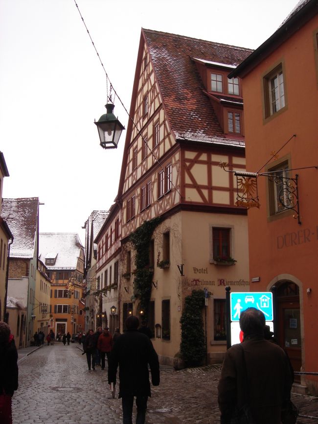 雪が積もるローテンブルグの街並みはまるで、絵本の中のようです。<br />中世の街並みは、人口一万人ほどの街にも関わらず、観光客は年間300万人も訪れる。それほど魅力的なでも規模はとってもかわいらしい街です。
