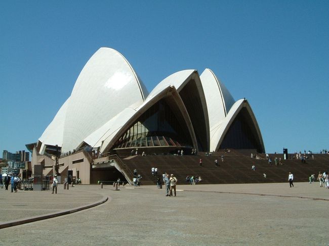 きっかけは、オーストラリアに留学していた友人に会いに行ったこと。<br />この旅行で海外旅行好きに目覚めるのでした（笑）<br /><br />オーストラリア　１日目（シドニー）<br /><br />本日の日程は<br />●シドニー市内観光<br />　（オペラハウスとかハーバーブリッジとか見学）<br />●ツアー終了後、友達と遊びます<br /><br /><br />かなり昔の旅行なんですが、改めて見直すと写真少な！！<br />昔はデジカメのメモカもメガの時代だったからなぁ。。。<br />８００枚近く撮ったアラスカとは大違い。