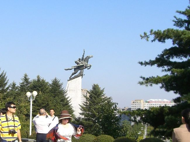 中国滞在中に、北朝鮮に行けるとの情報入る。<br /> 前年に中朝国境の遼寧省丹東市から、鴨緑江越えで眺めて、行けたらないいな〜なんて思っていた。<br /> 扱い旅行社と度々打ち合わせをし、その社が十分信頼に足ることが判り、日本人の仲間4人と一緒する。 <br /> どうせ行くのなら陸路を、列車の利用で行きたいとの希望を出すも、避けたほうが良いとかのアドバイス有り。<br /> ビザは別紙形式(旅行者ビザ)で、パスポートには全く痕跡は残らなかった。<br /> 私たちには、いわゆる「報道機関」を通してしか知ることのできない、彼の国(かのくに)です。<br /> しかし、今回 自らの足で行って立ってみて、「やはり そうなのか〜」も有ったが、思いを新たにする場面の方が多々でした。<br /> 相互理解の進むことを願っています。