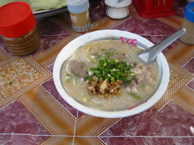 カンボジアに行くと毎朝「ボボー」を食べています。<br />いつものおばちゃんから、隠し味を見せてもらうと・・・。<br />