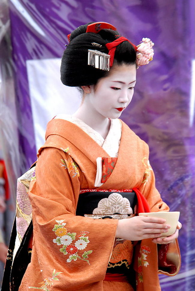 梅をこよなく愛した菅原道真の遺徳をしのぶ「梅花祭」が25日.<br />京都市上京区の北野天満宮で大勢の人で賑わいます。<br />於三光門前広場...上七軒総出の野点などが行われます。<br />上七軒の芸妓さんのお点前と舞妓さんの接待<br />華やかな芸妓さんのお手前を頂こうと特に人気があり、<br />参拝者が朝早くから長蛇の列でした。<br />早朝は、雨だから西陣散策して昼頃来たら雨は止んで<br />でも、30分以上待って列んで.やっと入れました。<br /><br />紅白に咲く梅、蝋梅の良い香りが漂い..<br />1000本の梅が見事に咲く梅苑も今が見頃です。<br />梅園も見ごろメジロが枝にぶら下がりせっせと<br />花の蜜を吸うのがかわいらしぃ が、<br />群れで来て素早く群れで消えた。<br /><br />参考資料<br /><br />2007北野天満宮.梅花祭.野点<br />http://orangestudio.homeip.net/gallery/user.php?userid=26560