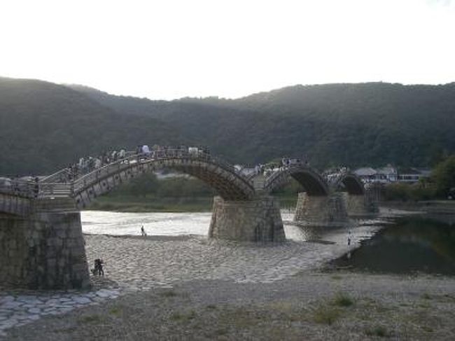 広島は行きたいところは結構行ったので、<br /><br />行ったことのないお隣山口県へ☆<br /><br />目的は日本三大奇矯の錦帯橋をみること！<br /><br />木造のアーチ状の橋◎<br /><br />あと岩国市は白蛇で有名みたいで、白蛇もみた！<br /><br />今度行くときは、下関の方にも行きたいなー♪