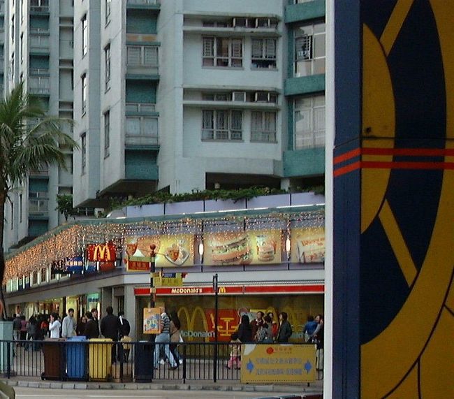 香港を去る日。遅めに起床して出発までの時間、ホテルの屋上でのんびり・・・。<br /><br />【ツアー】<br />ANAハローツアー「フリーステイ香港(ハーバープラザ:ハーバービュールーム)3日間(フリー)」<br />【現地代理店】<br />NIPPON TRADEING&TOUR CO.,LTD.<br />【日程】<br />11:45 機場快綫にて空港に移動<br />15:30 NH910 香港→成田