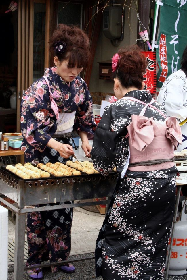 ■春の訪れを感じる?＜上下 ひなまつり＞広島県府中市上下町<br /><br />■白壁の町並み Historic white-walled streetscape<br />　かつては幕府の天領として、また石見銀山からの銀を運ぶ銀山街道の中継地点として栄えていた「上下」。<br /><br />　今でもメインストリートを歩くと、白壁やなまこ壁、格子戸といった懐かしい町並みが続き、時間が止まったかのような錯覚を覚えます。<br /><br />　町並みの中には、上下歴史文化資料館、広島県文化百選の一つである上下キリスト教会、江戸時代の町屋・旧田辺邸、見張り櫓がそのまま残る旧警察署などがあります。<br /><br />　でこ市 … 白壁の町並み（商店街）通りでは、おもてなしの心と出会いを大切にする気持ちを込めて、餅花を飾りおひなさまの展示を行っています。<br /><br />【手記】<br />　先週同様、日曜日にも関わらずお勤めがありました。今日は午前中だけのお勤めでしたので上下町へは午後からの出動と相成りました。（2／8から3／8まで１ヶ月間休みなしの生活で～す（＾＾；）<br /><br />　少ない時間の中、脳内気分転換作業回路？の成せるワザでしょうか、職場外で簡単な仕事がありましたのでそれを済ませたあと、自然と府中市上下町の「ひなまつり」会場へと向かっていました。<br />