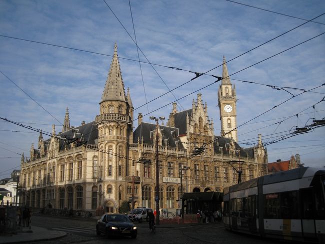 １日フリータイムなんで電車でゲントに行ってきました。<br /><br />ブリュッセルから急行で４０分くらいで行けます。<br />天気もよくきれいな街でした。
