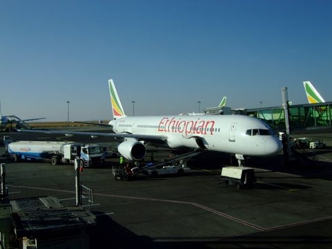 今回の旅行はイギリスから往復ともエチオピア航空を利用しました。　エチオピア航空の国際線は安いのに国内線はフルフェアーしかないのでとても割高。　昔の日本の国内線のようにこの会社は儲けているのだな。　行きはエコノミークラス。　帰りはCould Nineと言うビジネスクラスに乗りました。　ビジネスクラスはとてももオールドファッションだけど、とてもサービスが良い。　フライトアテンダントがとても美しく親切。　お勧めのエアーラインです。　インフォーメーションパックが用意されていて、レターセットや機内設備の説明。　アメニティーキットも1980年代のはやっていたミニチュアーのパフュームやシェービングキットが入っている。　なんだか懐かしい気分でフライトをエンジョイしました。　