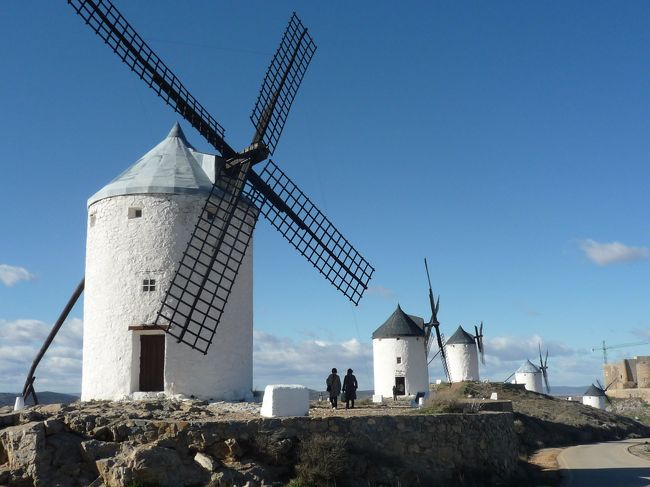 スペインと言ったら、白い風車と言うぐらい<br />有名　どの旅雑誌にも載っていて、やはり自分の目で<br />見たときは、素晴らしい。<br />ドンキ・ホーテに想いを馳せ<br />真っ青な空、乾いた大地　<br />