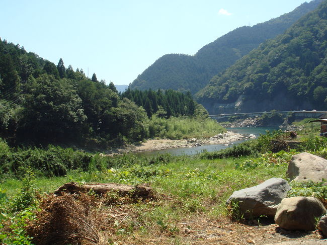 一応 岐阜出身の私。<br />「岐阜って、関東だっけ？」「雪がすごいんだよね」<br />何かと影の薄い岐阜。南のほうはそんなに雪は降りません。<br /><br />「名物料理は？」<br />味噌カツ、味噌煮込みうどんかなぁ？『岐阜は名古屋の植民地!?』という本が出るのもうなずける。<br /><br />確かに、岐阜と言われて思い出すことといえば白川郷(世界遺産)、飛騨高山、関ヶ原の合戦、板垣退助が暴漢に襲われた(「板垣死すとも自由は死せず」)場所だけれど、それだけじゃない。<br />意外に良いところがあることに最近気付きました。