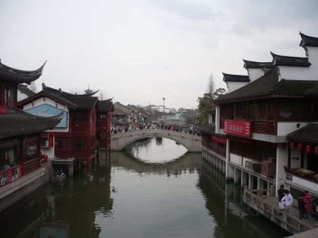 上海市内にある「七宝古鎮」という水郷に行ってきました。上海の地下鉄9号線の七宝駅から、歩いて5分ほどのところにあります。上海近郊には水郷がいくつかありますが、「七宝古鎮」は交通の便もよく、お手軽に水郷を楽しめます。<br /><br />「七宝古鎮」は、北宋時代に建てられ、1000年以上もの歴史を持つ町です。