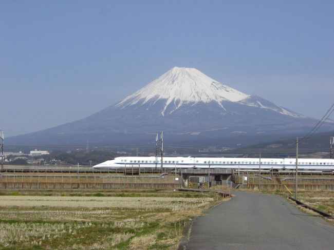 朝霧高原へ行く途中、富士で富士山を撮影。<br />新幹線と一緒に撮影できる場所のため、<br />多くのカメラマンがいました。