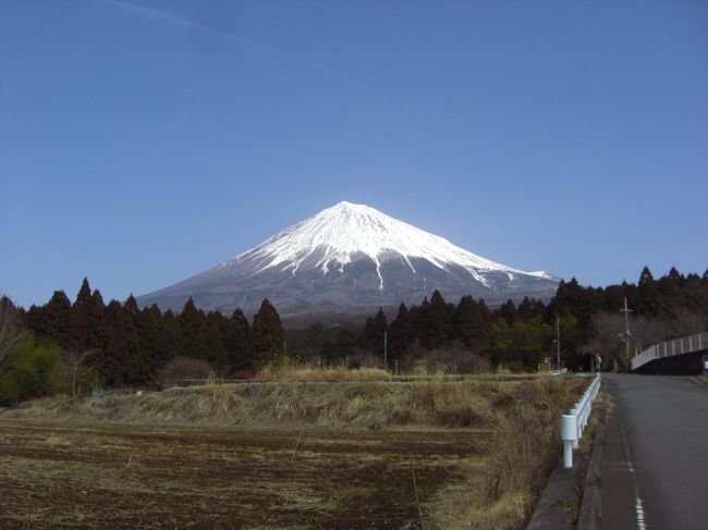 富士宮を走っているときにきれいに見えた富士山をあつめました。<br />それぞれの場所で微妙に雰囲気が違って、<br />おもしろいです。<br /><br />それにしても富士山はきれいですね。