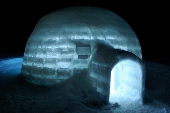 氷の床に、氷の天井、さらに氷のテーブル、氷の椅子、氷のベッドまで。。。極めつけは氷の暖炉。もちろん薪も氷。どこまでも透明でピュアな究極の世界ですが、泊まるか？？？？<br />ちなみに氷のトイレや氷のバスの設備はありませんでした。。。