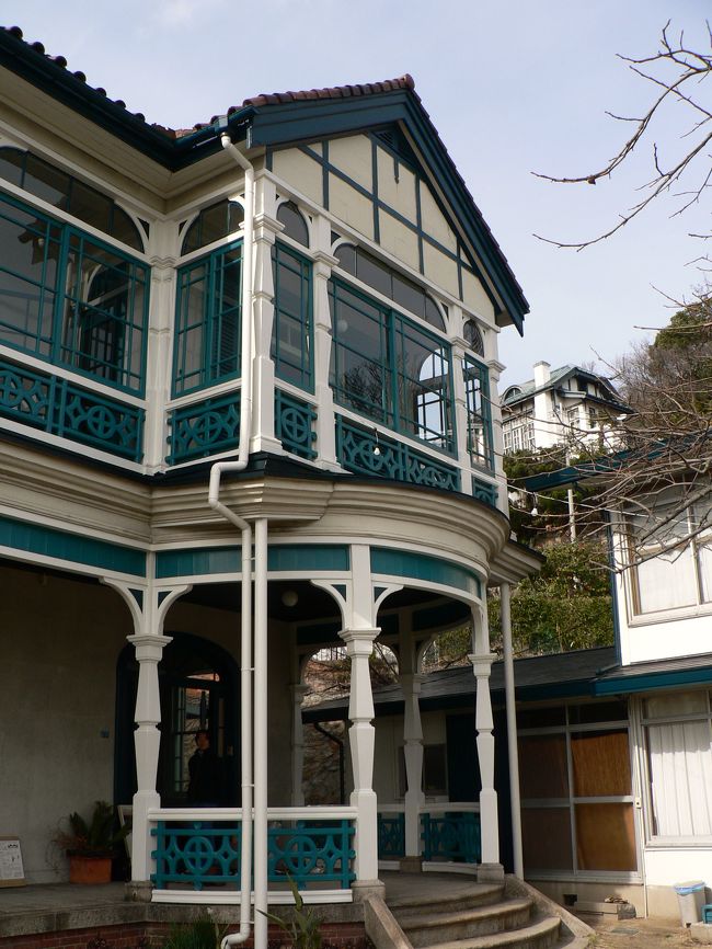 神戸といえば北野の異人館街が有名ですが、我が街神戸市垂水区の塩屋にも数軒のレトロな洋館が残っています。その内のひとつ旧グッゲンハイム邸で「プレ塩屋百年百景」展覧会が３月１５日まで開催され一般公開されています。<br />旧グッゲンハイム邸は１９０９年ハンセルの設計で建てられ、今年ちょうど１００年。台風などで傷んだ所を修復し、２年前からイベントなどに利用されているほか、毎月第３木曜にも見学会が開催されている。<br />須磨浦山上遊園で梅を楽しんだ後、この旧グッゲンハイム邸へ行って来ました。<br />建物はイギリス人のハンセル晩年の作で、凝った意匠など建築的にも見どころも多く、ゆっくりと見学。<br />その後は、ちょうど一階の洋間で「彩カフェ」が営業されていて、ほっこりとした優雅な一時を過ごすことが出来ました。<br /><br />