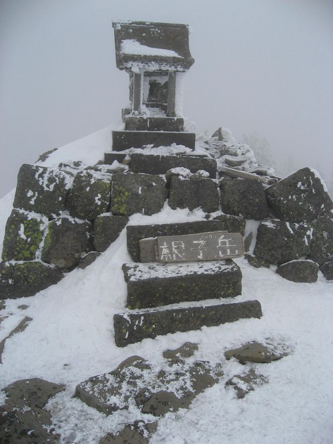 昨日の白馬乗鞍岳に続いて、今日は菅平の根子岳を目指します。<br />天気はやや曇り！<br />・8:30奥ダボススキー場のリフトに乗込む<br />・8:50ハイクアップ開始<br />・11:30根子岳山頂<br />・12:20ドロップイン