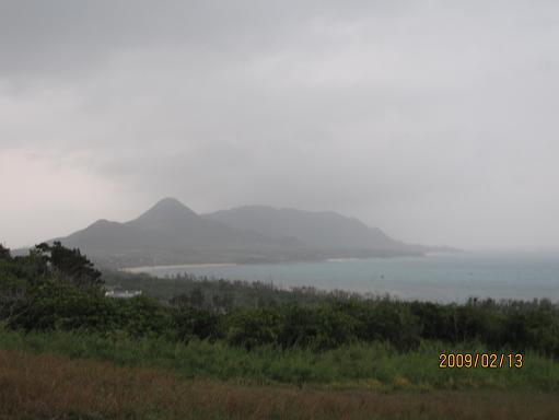 石垣地方の島々を先島諸島或いは先島地方と呼ぶのは、琉球本島から見てのことであって、海路1000キロも離れた先の更にその先にある島々を琉球王朝時代の人々が先島諸島と呼んでいたのはごく自然のことであった。しかし又同時に人々は八重山地方とも呼んでいて、当方も知らずにそう呼んでいたが、今日、この島の北部を周遊することにより、漸くその意味が理解できた。十重二十重、八重の山並、いしじ垣、藍丹垣。誰が最初に名前を付けたのかは知らないが、川平から北、島の北部半分は、山また山の連なりで、しかもそれは皆円錐形の尖った山頂をしていて、海上からこの島を見たら、さぞかし壮観であろう。鹿児島桜島からトカラ列島、屋久島、奄美、琉球、宮古を経て、南海火山帯はこの島で漸く終焉する。火山時代、海面から吹き上げる噴煙、火山はさしも壮観であったろう。島に渡った古代人は、勢い良く吹き上げる火山に恐れおののき、畏敬もしていたであろう。火の島との共存。そんな想像が果てしなく広がる火山の跡を留めた山なりであった。石垣八重山十重二十重。この島は将に名前の通りであった。「八重山」を充分理解できたし、納得もした。明日はいよいよ於茂登からこの八重の山並を眺めることにしよう。