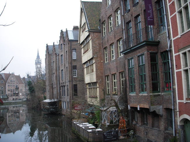 アムステルダムの運河の風景、ベルギーでの友人訪問、<br />ドイツではケルンの大聖堂を目的に、そして各国のビールを<br />楽しみに旅した１０日間の旅行記です。<br />読んでいただけたらうれしいです。<br /><br />以下、日程です。（■がこの旅行記です。）<br /><br />□2/13（金）　福岡→成田→アムステルダム<br />□2/14（土）　アムステルダム市内観光<br />□2/15（日）　アムステルダム→ザーンセスカンス→アムステルダム<br />■2/16（月）　アムステルダム→アントワープ→ゲント→ワレゲム<br />□2/17（火）　ワレゲム→ブルージュ→ワレゲム<br />□2/18（水）　ワレゲム→ブリュッセル<br />□2/19（木）　ブリュッセル→ケルン→デュッセルドルフ<br />□2/20（金）　ケルン→フランクフルト日帰り観光<br />□2/21（土）～2/22（日）　ケルン→アムステルダム→成田→福岡<br /><br /><br />
