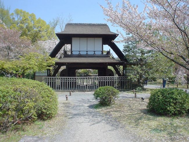 滋賀への旅行（2003/4/26）の際、京都駅での待ち合わせ時間を利用して近くの渉成園（枳殻邸）を散策しました。<br />渉成園、傍花閣と桜（Wikipediaより）<br />名所・史跡を訪ねて<br />http://joy555.blogspot.com/2009/11/blog-post_7532.html